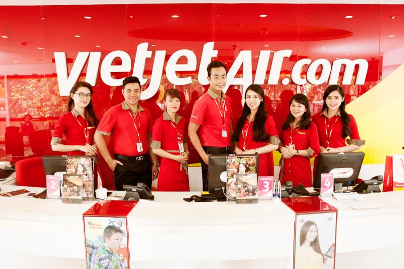 Nhân viên chăm sóc khách hàng tổng đài Vietjet Air đang hỗ trợ khách hàng qua điện thoại